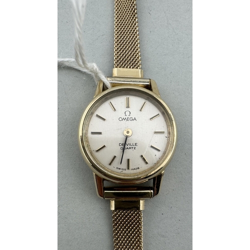 931 - Watches: Watches: A ladies gold plated Omega Deville quartz wristwatch with integral mesh strap, the... 