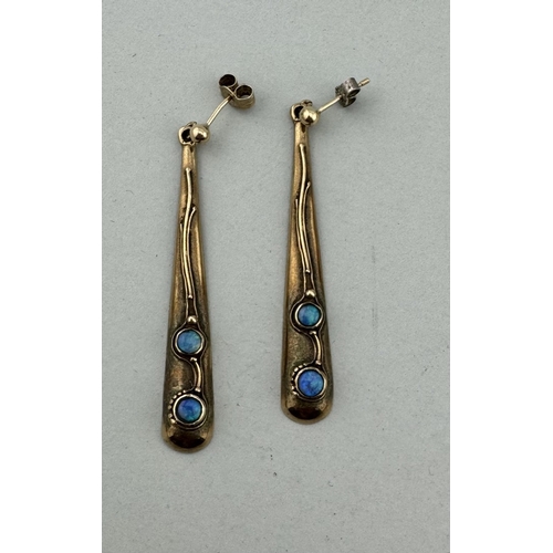 935 - Jewellery: Jewellery: 9ct teardrop earrings each set with two opals, 4.4g. Plus a ladies 9ct gold re... 