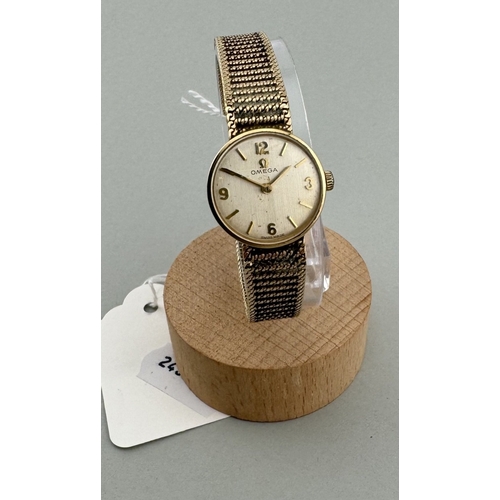 949 - Watches: Watches: A ladies 9ct gold cased Omega watch, 620 cal movement, with integral gold mesh str... 