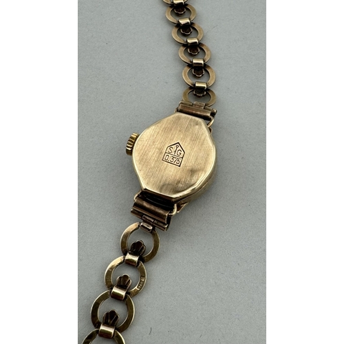 965 - Watches: Watches: A 9ct gold ladies Avia cocktail watch, on gold open link bracelet. Head 1.7cm diam... 