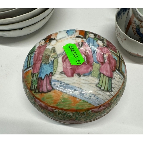 546a - Oriental: Oriental: A 19th century Chinese figural painted famille rose round box, lid glued, 10cm, ... 