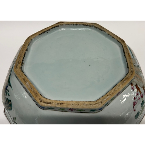 547a - Porcelain Porcelain: Early 19th-century Chinse export tureen with cover and enamel decoration. 29cm ... 