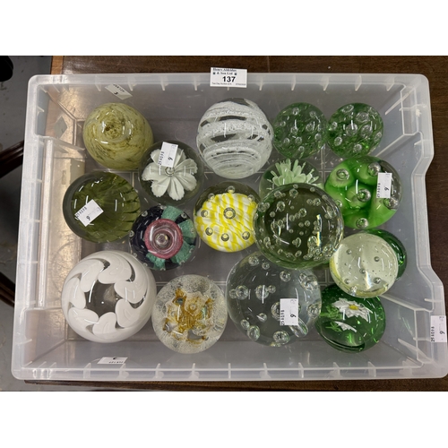 137 - Glass: 20th cent. glass paperweights - a collection of 18 mainly unsigned paperweights of floral, bu... 