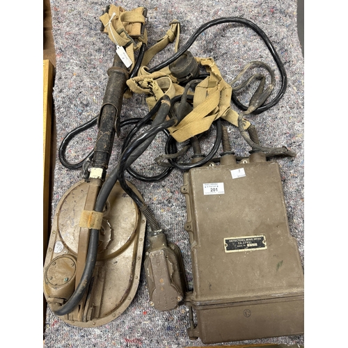 201 - Militaria: WWII 1944 4a mine detector with all cables, head set, amplifier unit, search coil with ex... 