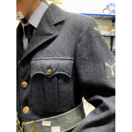 476 - Militaria: WWII-era Womans Royal Airforce dress, tunic and cap with manequin.