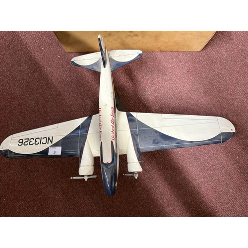 489 - Toys: Model aeroplanes Boeing B247 18½ inch wingspan, a Keilkraft Hurricane 19½ inch wingspan boxed,... 