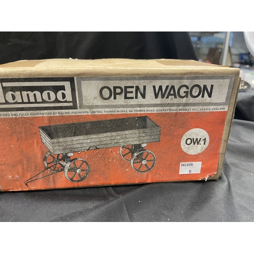 494 - Toys: Mamod Lumber Wagon L W I plus open wagon, O W I, both boxed.