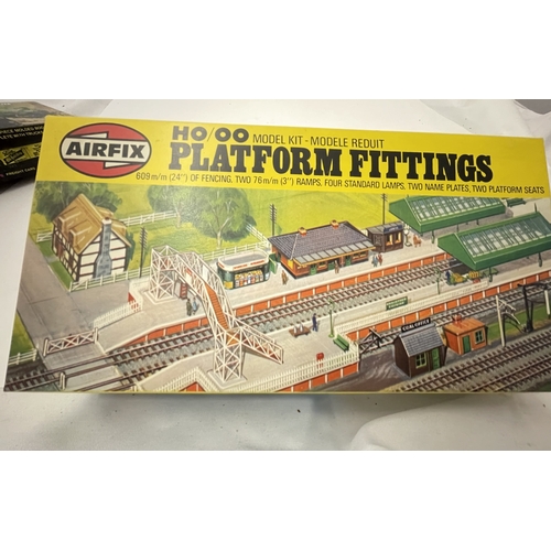 509 - Toys: Train construction sets H.O, OO Airfix Stations & Rolling Stock Yellow box x 8, white box ... 