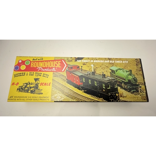 509 - Toys: Train construction sets H.O, OO Airfix Stations & Rolling Stock Yellow box x 8, white box ... 