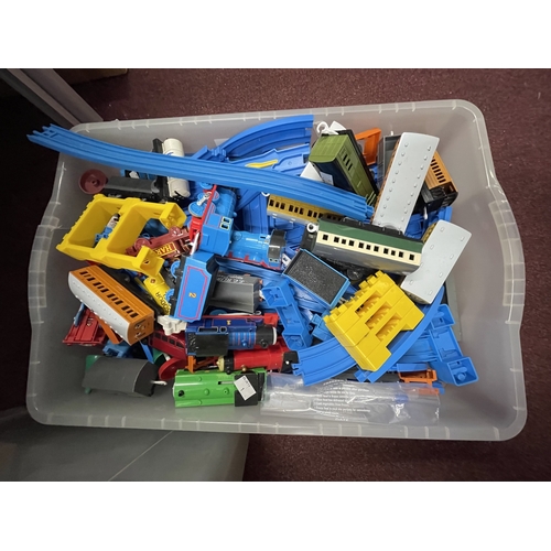 511 - Toys & Games: Thomas the Tank Engine and Friends 3 x Thomas Engines, 2 x light blue and 1 x dark... 