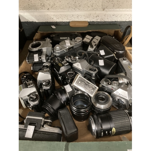 54 - Photographic Equipment: Selection of 35mm SLR cameras, lenses, Compact cameras & flashguns inclu... 