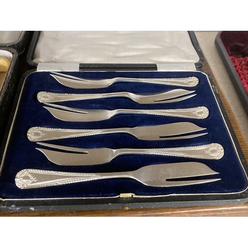 62 - Silver Plate: Oak boxed set of cutlery, 77 pieces, boxed cake set 6 pieces, boxed fish cutlery set w... 