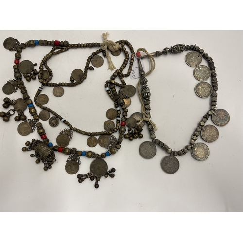 621 - Tribal Bedouin - Saudi: Mid-20th century white metal jewellery, necklace with 14 facet cubes and nin... 