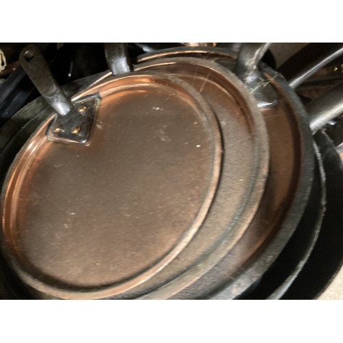 70 - Metalware: Set of graduated copper saucepans with lids, largest pan 26cm diameter.