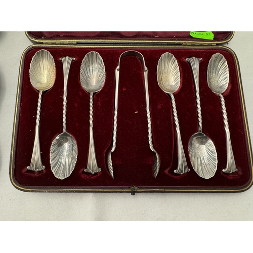 797 - Silver: A cased set of Onslow pattern teaspoons and matching tongs, with twisted stems, London 1886,... 