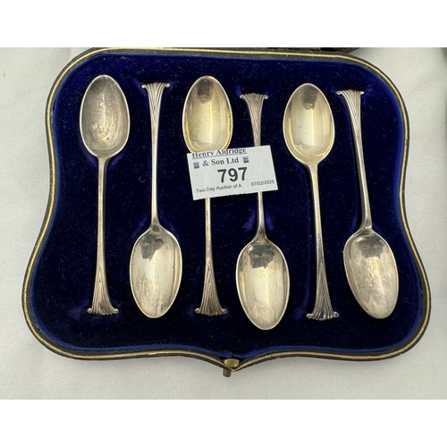 797 - Silver: A cased set of Onslow pattern teaspoons and matching tongs, with twisted stems, London 1886,... 