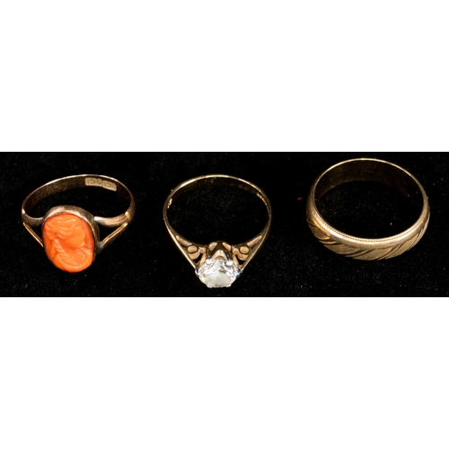 491 - Jewellery: Jewellery: Three 9ct gold rings, one 4.5mm fancy band, size M, one set with an oval carve... 
