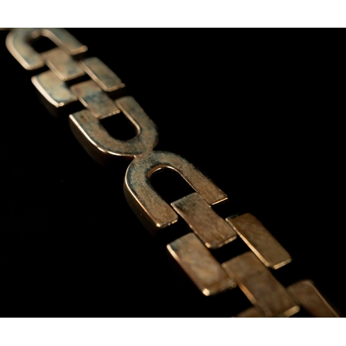 556 - Jewellery: Jewellery: 9ct gold bracelet with stirrup style links, width 6mm, length 19.5cm, with a b... 