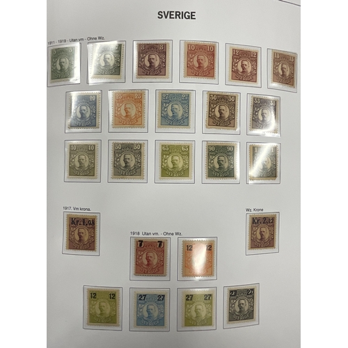 14 - A substantially complete mint Sweden collection 1872-2016 in three Davo albums, plus a further Davo ... 