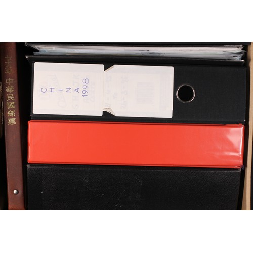 372 - An accumulation of Chinese issues from the 1980s to 2000s in multiple volumes, including mint sets, ... 