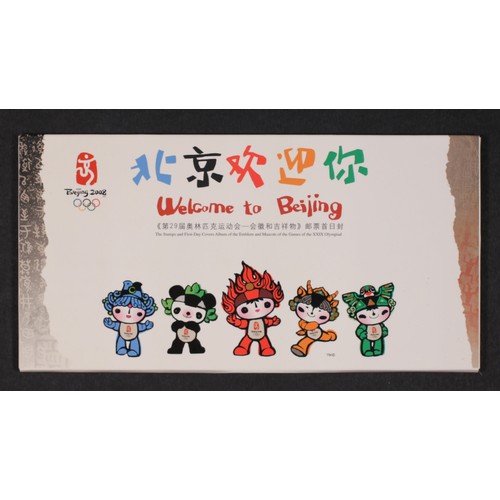 372 - An accumulation of Chinese issues from the 1980s to 2000s in multiple volumes, including mint sets, ... 