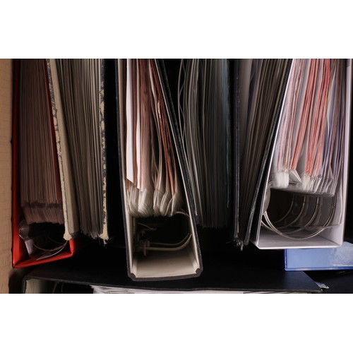 372 - An accumulation of Chinese issues from the 1980s to 2000s in multiple volumes, including mint sets, ... 