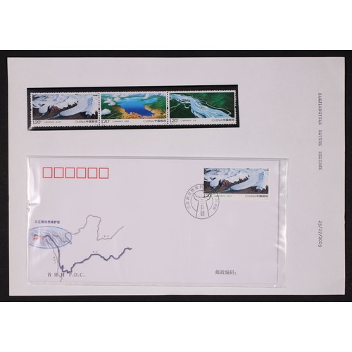 372 - An accumulation of Chinese issues from the 1980s to 2000s in multiple volumes, including mint sets, ... 