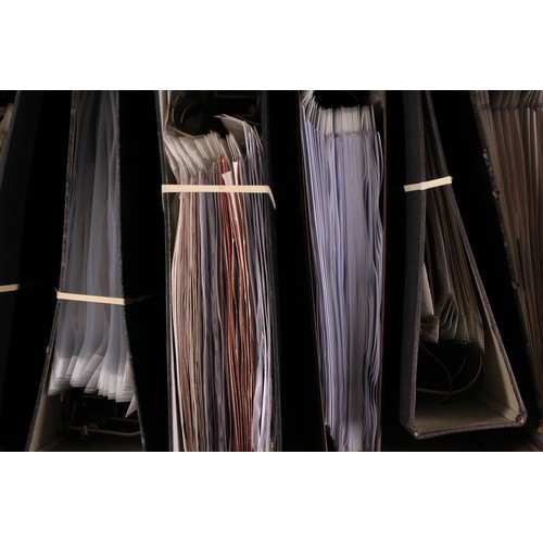 372 - An accumulation of Chinese issues from the 1980s to 2000s in multiple volumes, including mint sets, ... 