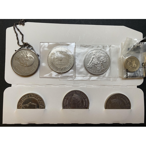 73 - A small accumulation of UK QEII coins, including various brilliant uncirculated sets, noted 1995 UK ... 