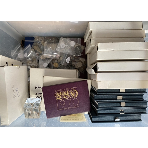 86 - A World coin accumulation, in envelopes and loose, mainly 20th Century, including circulated UK coin... 