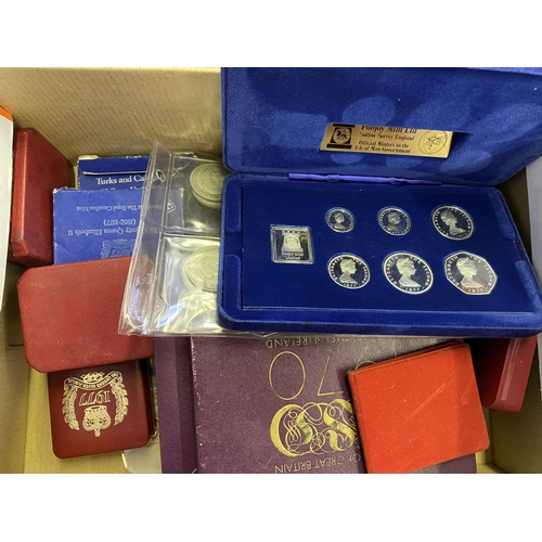 8 - A collection of World modern coins including proof sets and circulated coins, noted 1977 Cayman Isla... 