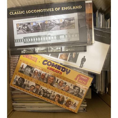 216 - An accumulation of GB QEII presentation packs from the 1980s to 2015, plus odd postcards etc, good f... 