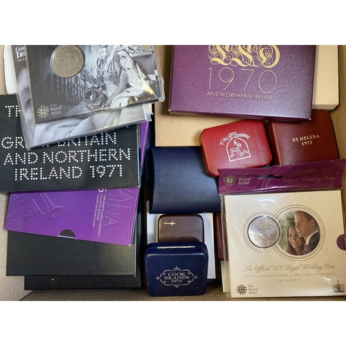 93 - A World 20th Century coin accumulation including, proof sets and year sets, noted Tristan da Cunha 2... 