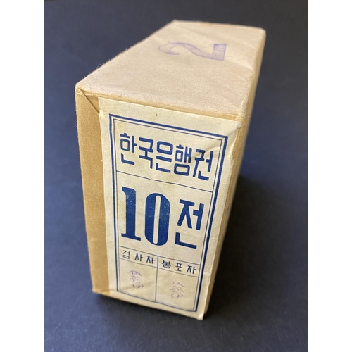 120 - 1962 a sealed packet of a thousand Bank of Korea 10 Jeon uncirculated banknotes