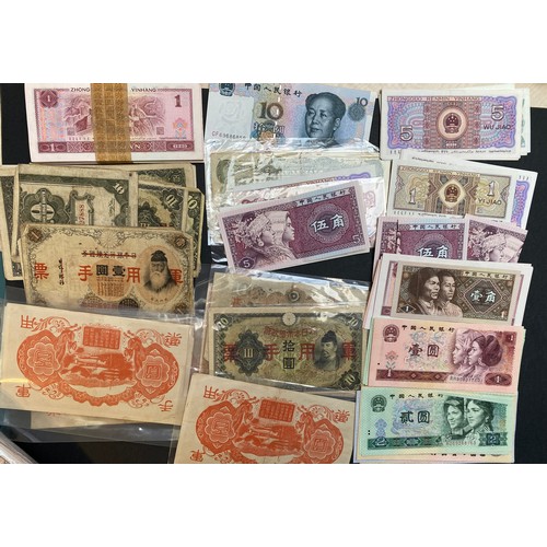 4 - A World 20th & 21st Century banknote collection, including uncirculated and circulated notes includi... 