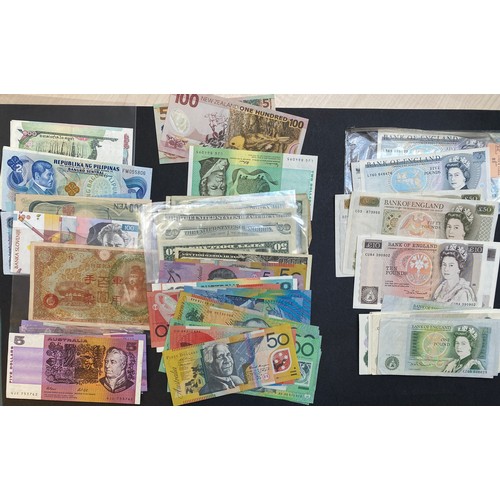 4 - A World 20th & 21st Century banknote collection, including uncirculated and circulated notes includi... 