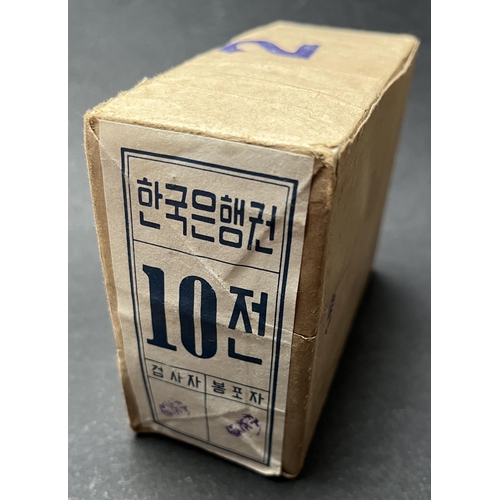 30 - 1962 a sealed packet of a thousand Bank of Korea 10 Jeon uncirculated banknotes