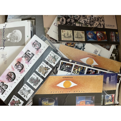 341 - An accumulation of GB QEII decimal issues, including presentation packs, loose stamps and coin cover... 