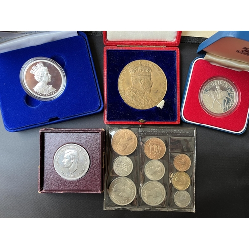 117 - A World coin collection in various boxes and loose mainly 20th Century, strength in UK coins noted K... 