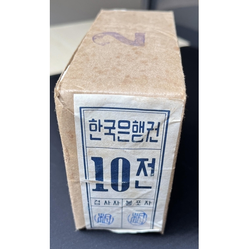 34 - 1962 a sealed packet of a thousand Bank of Korea 10 Jeon uncirculated banknotes
