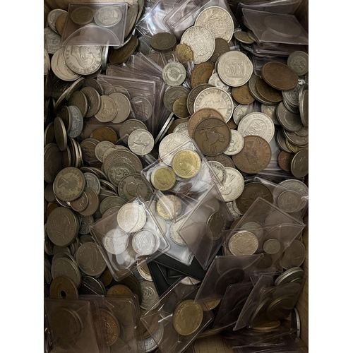 24 - A World circulated mainly 20th Century coin accumulation, including odd silver coin, weight includin... 