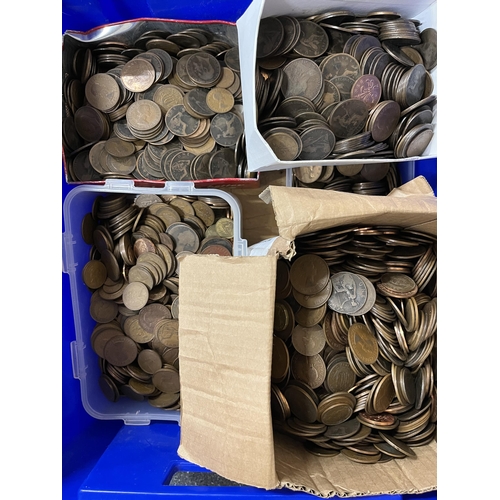 25 - A large accumulation of UK circulated Pennies, mainly 20th Century, weight 30 Kilos+