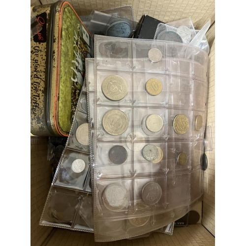 31 - A small World coin accumulation, mainly 20th Century circulated coins, noted German Notgelds and Tok... 
