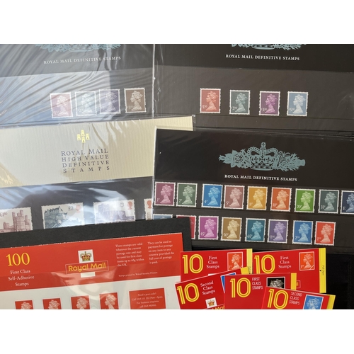 338 - A collection of GB QEII decimal issues including prestige books, presentation packs, FDCs and bookle... 