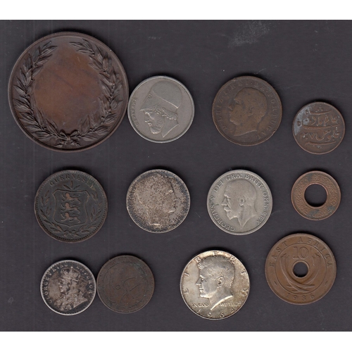 12 - A small World circulated coin accumulation, mainly 20th Century UK pennies, plus various European, m... 