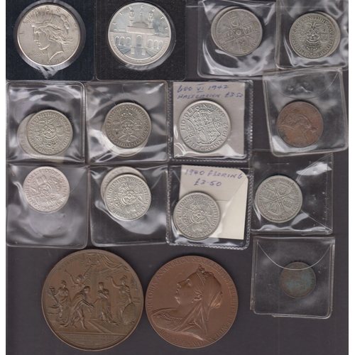 100 - A large World coin accumalation mainly loose or in plastic wallets, predominantly UK 20th Century ci... 