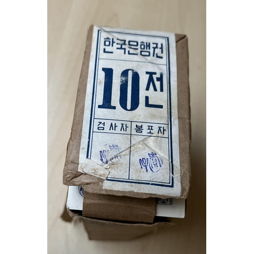 271 - 1962 a sealed packet of a thousand Bank of Korea 10 Jeon uncirculated banknotes