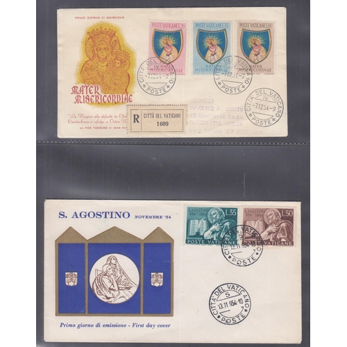 946 - A Vatican City collection in x8 volumes and loose from the 1950s to 2000s, including FDCs, Maxi Card... 