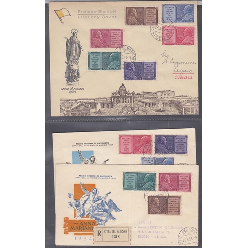 946 - A Vatican City collection in x8 volumes and loose from the 1950s to 2000s, including FDCs, Maxi Card... 