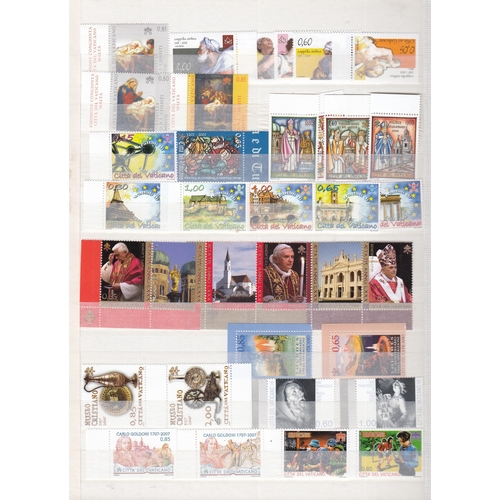 946 - A Vatican City collection in x8 volumes and loose from the 1950s to 2000s, including FDCs, Maxi Card... 